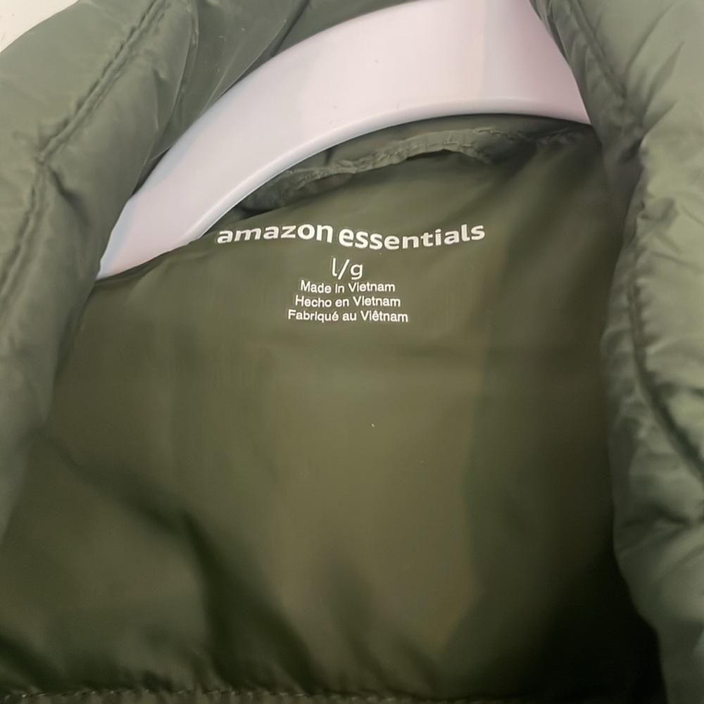 Amazon Essentials Women's Green Puffer Jacket - Picture 2 of 4
